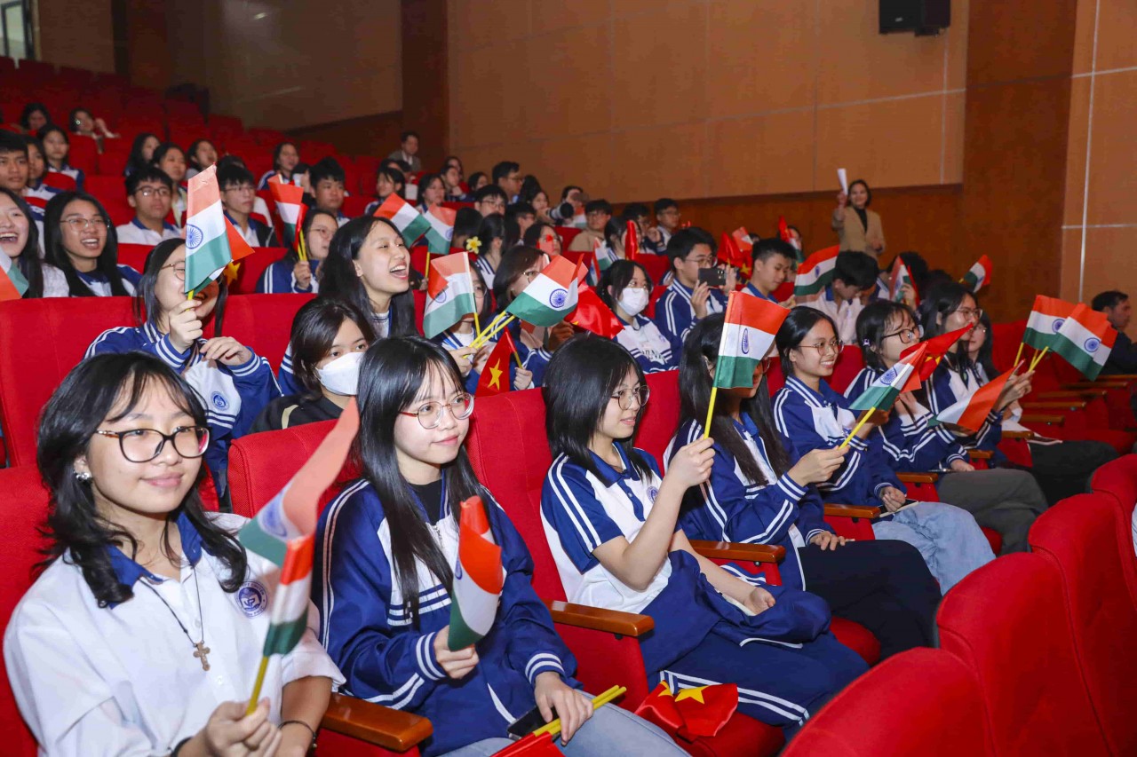 Students were excited by the unique performances, which conveyed the distinctive features of Vietnamese and Indian cultures at the festival. (Photo: Dinh Hoa) Students were excited by the unique performances, which conveyed the distinctive features of Vietnamese and Indian cultures at the festival. (Photo: Dinh Hoa)