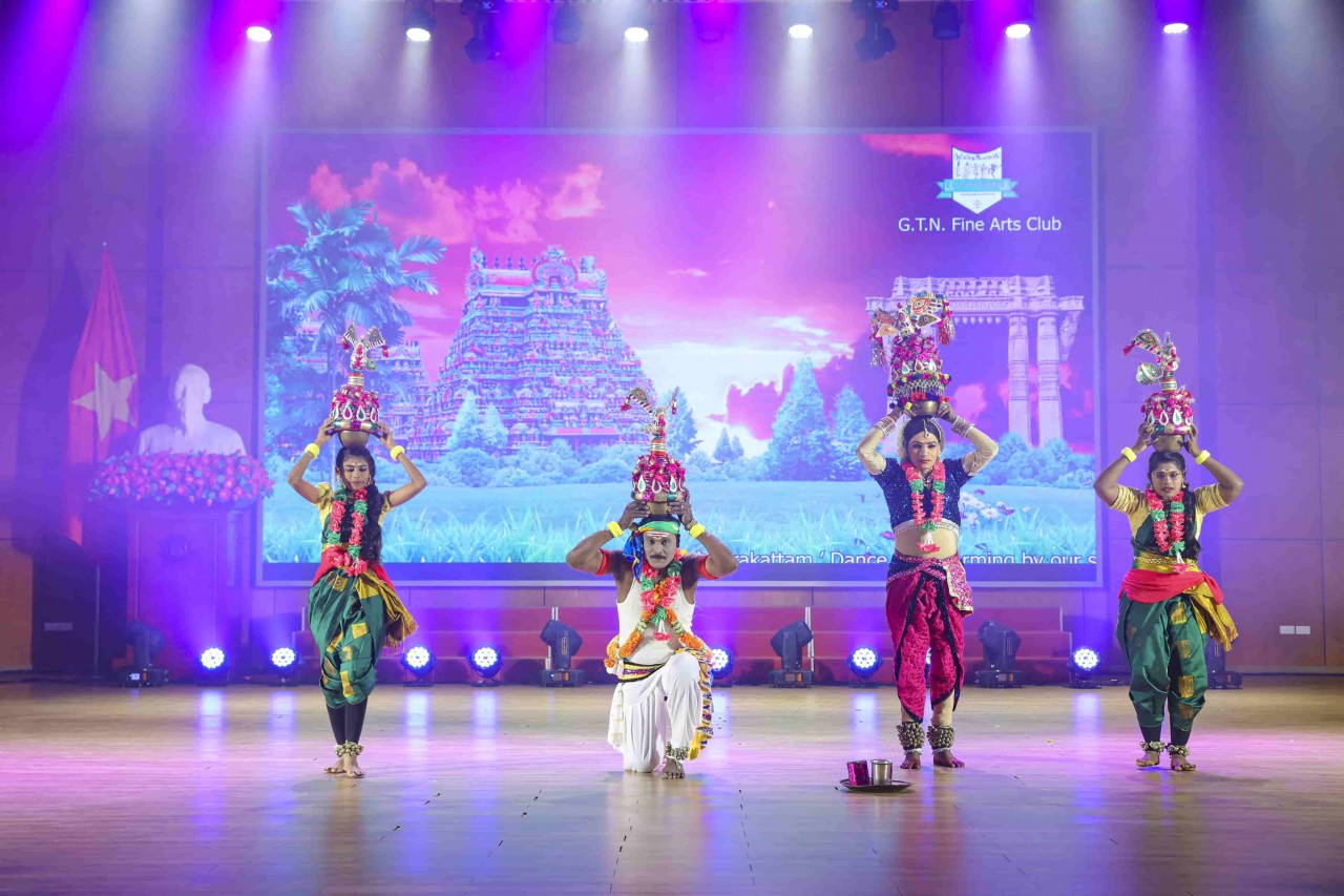 A cultural performance honoring the homeland, country, and people of India, presented by Indian artists. (Photo: Dinh Hoa) A cultural performance honoring the homeland, country, and people of India, presented by Indian artists. (Photo: Dinh Hoa)