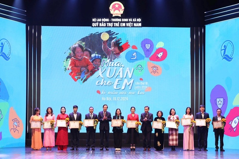 Hơn 107 tỷ đồng dành cho trẻ em có hoàn cảnh khó khăn năm 2025 Hơn 107 tỷ đồng dành cho trẻ em có hoàn cảnh khó khăn năm 2025