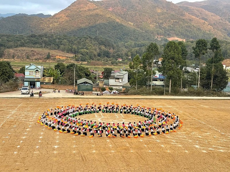 Ở ngôi trường đề nghị tặng tưởng huận chương lao động hạng Nhì Ở ngôi trường đề nghị tặng tưởng huận chương lao động hạng Nhì