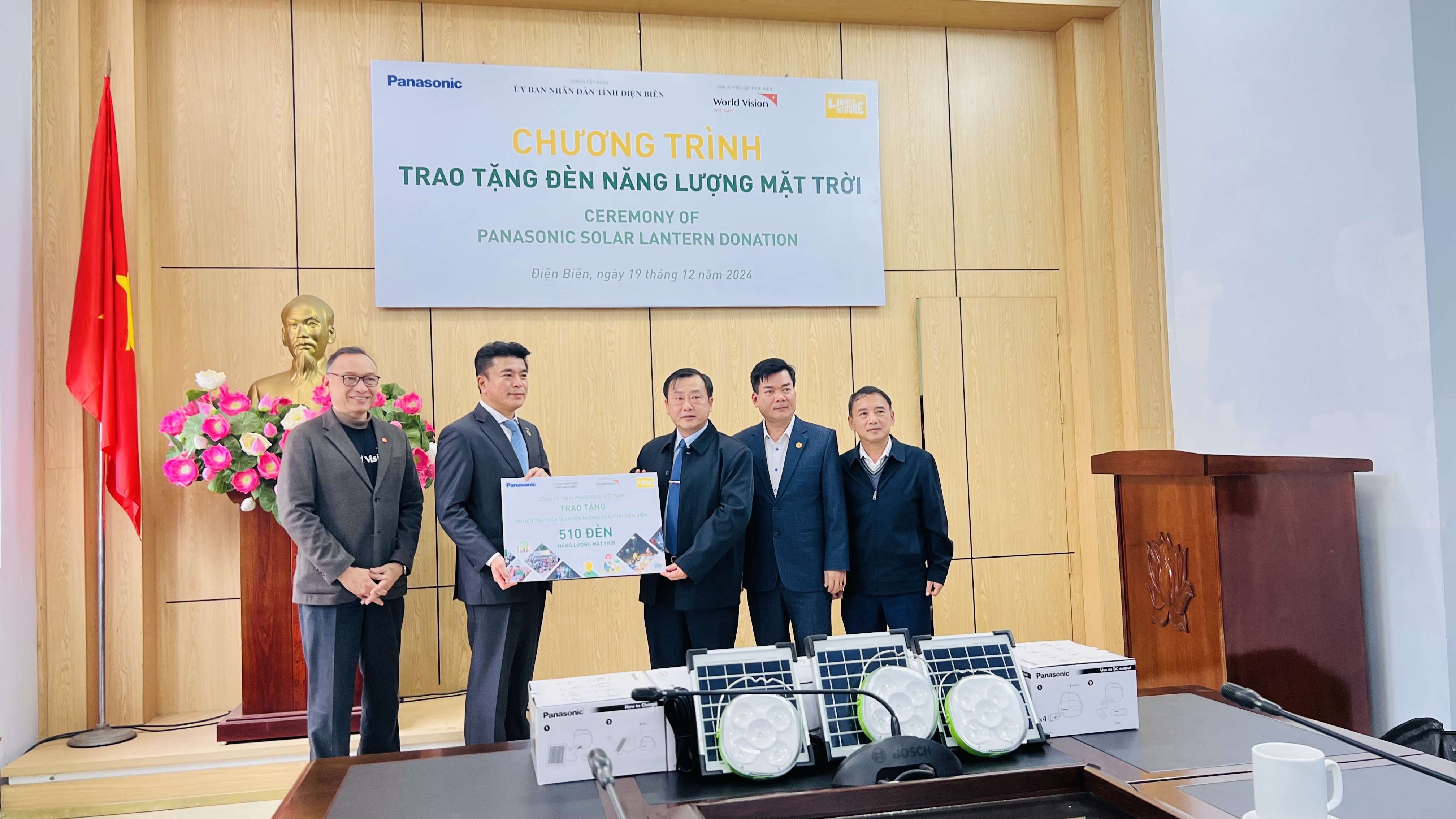 World Vision International tại Việt Nam và Panasonic trao tặng 510 đèn năng lượng mặt trời cho hộ dân khó khăn ở Điện Biên World Vision International tại Việt Nam và Panasonic trao tặng 510 đèn năng lượng mặt trời cho hộ dân khó khăn ở Điện Biên