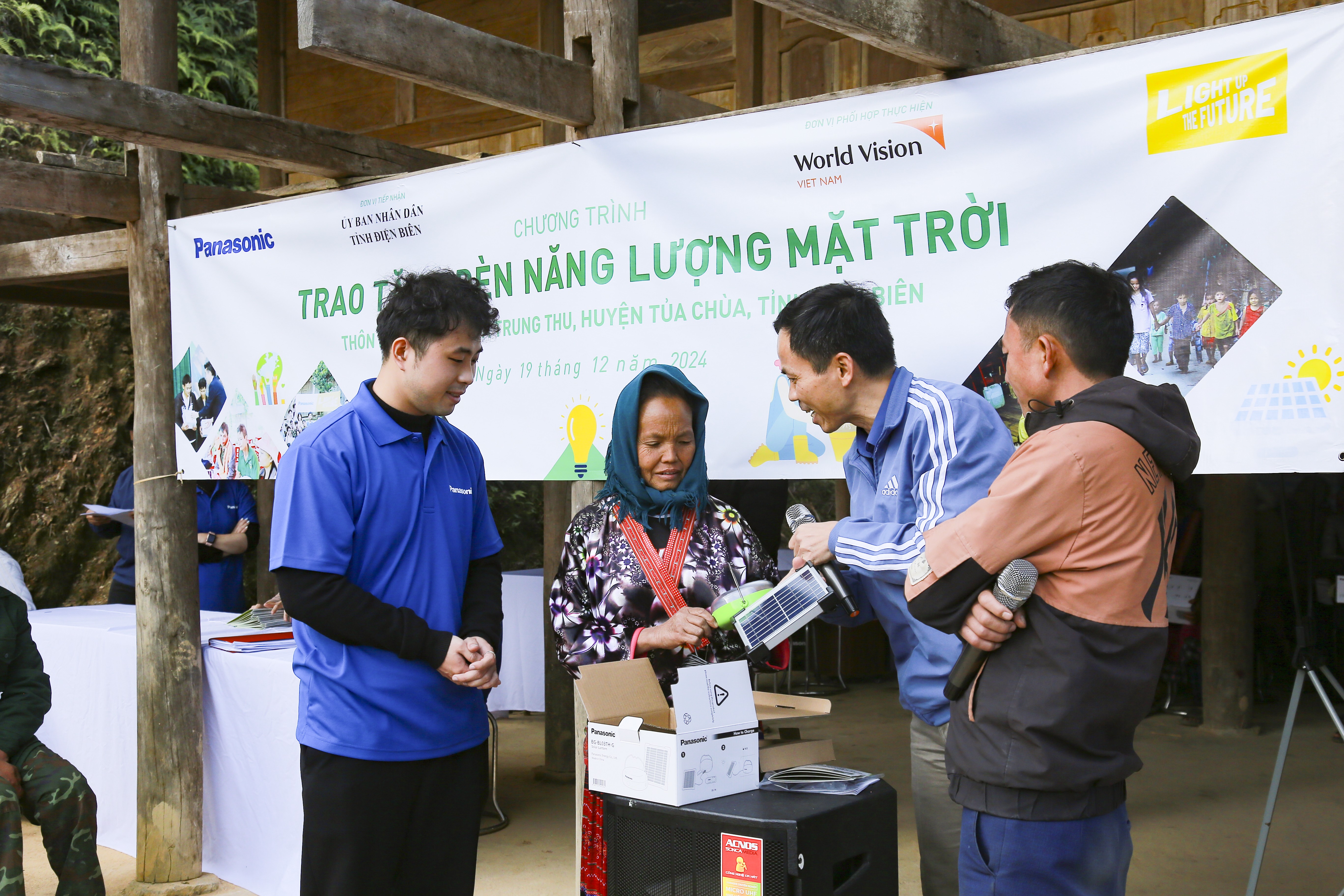 World Vision International tại Việt Nam và Panasonic trao tặng 510 đèn năng lượng mặt trời cho hộ dân khó khăn ở Điện Biên World Vision International tại Việt Nam và Panasonic trao tặng 510 đèn năng lượng mặt trời cho hộ dân khó khăn ở Điện Biên