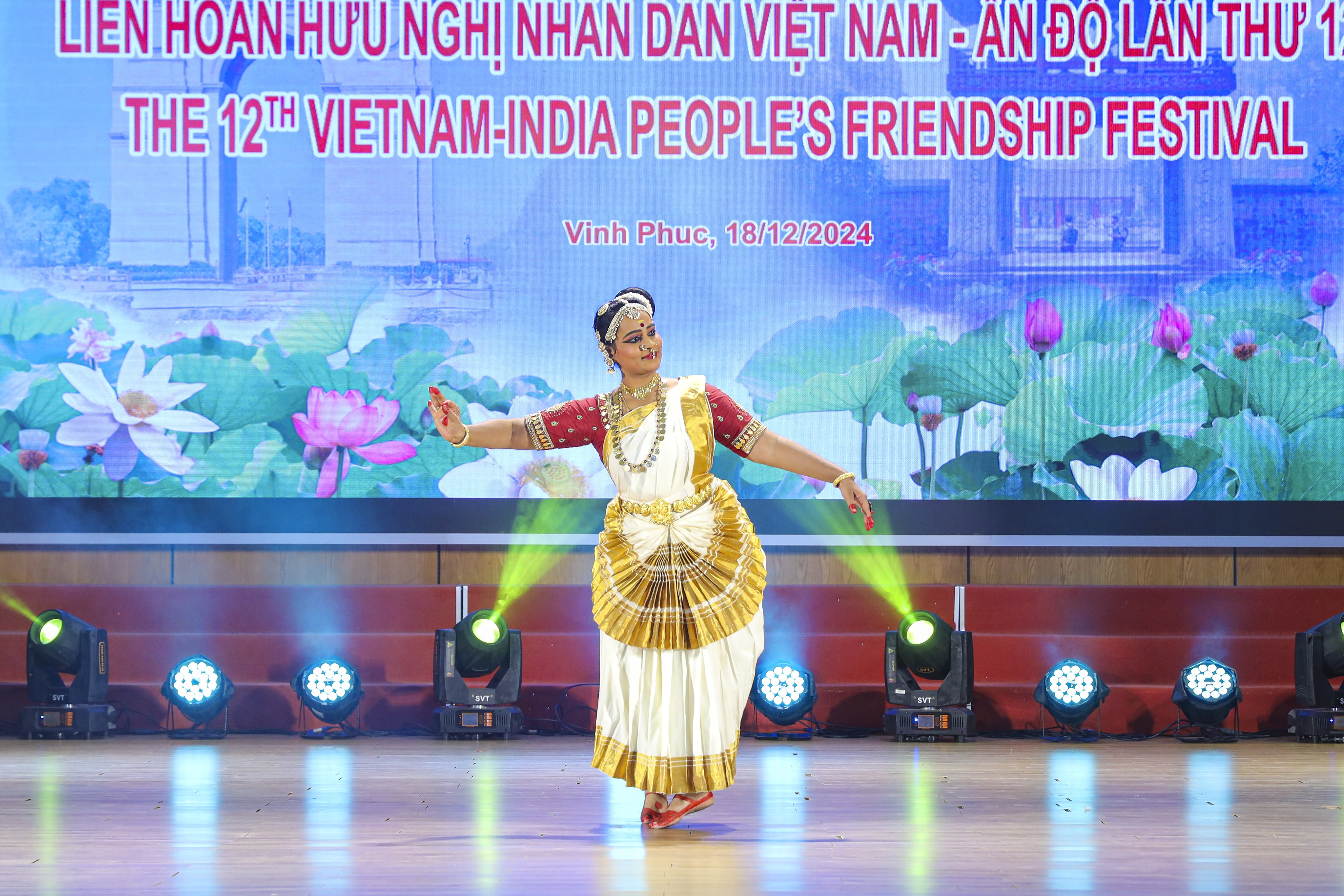 Tiết mục giao lưu biểu diễn múa truyền thống của nghệ sĩ Ấn Độ tại Liên hoan hữu nghị nhân dân Việt Nam - Ấn Độ lần thứ 12. Tiết mục giao lưu biểu diễn múa truyền thống của nghệ sĩ Ấn Độ tại Liên hoan hữu nghị nhân dân Việt Nam - Ấn Độ lần thứ 12.