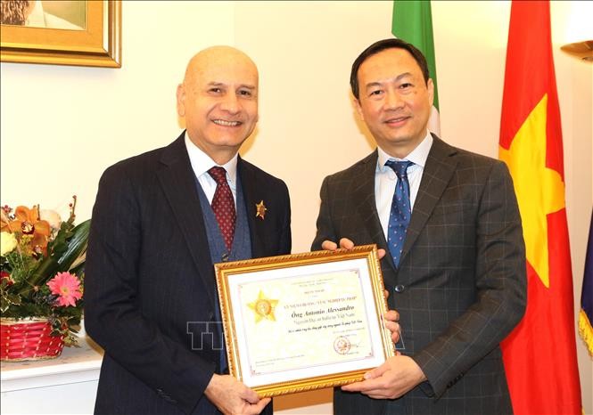 Vinh danh Thống đốc tỉnh Niigata (Nhật Bản) và nguyên Đại sứ Italia tại Việt Nam Vinh danh Thống đốc tỉnh Niigata (Nhật Bản) và nguyên Đại sứ Italia tại Việt Nam