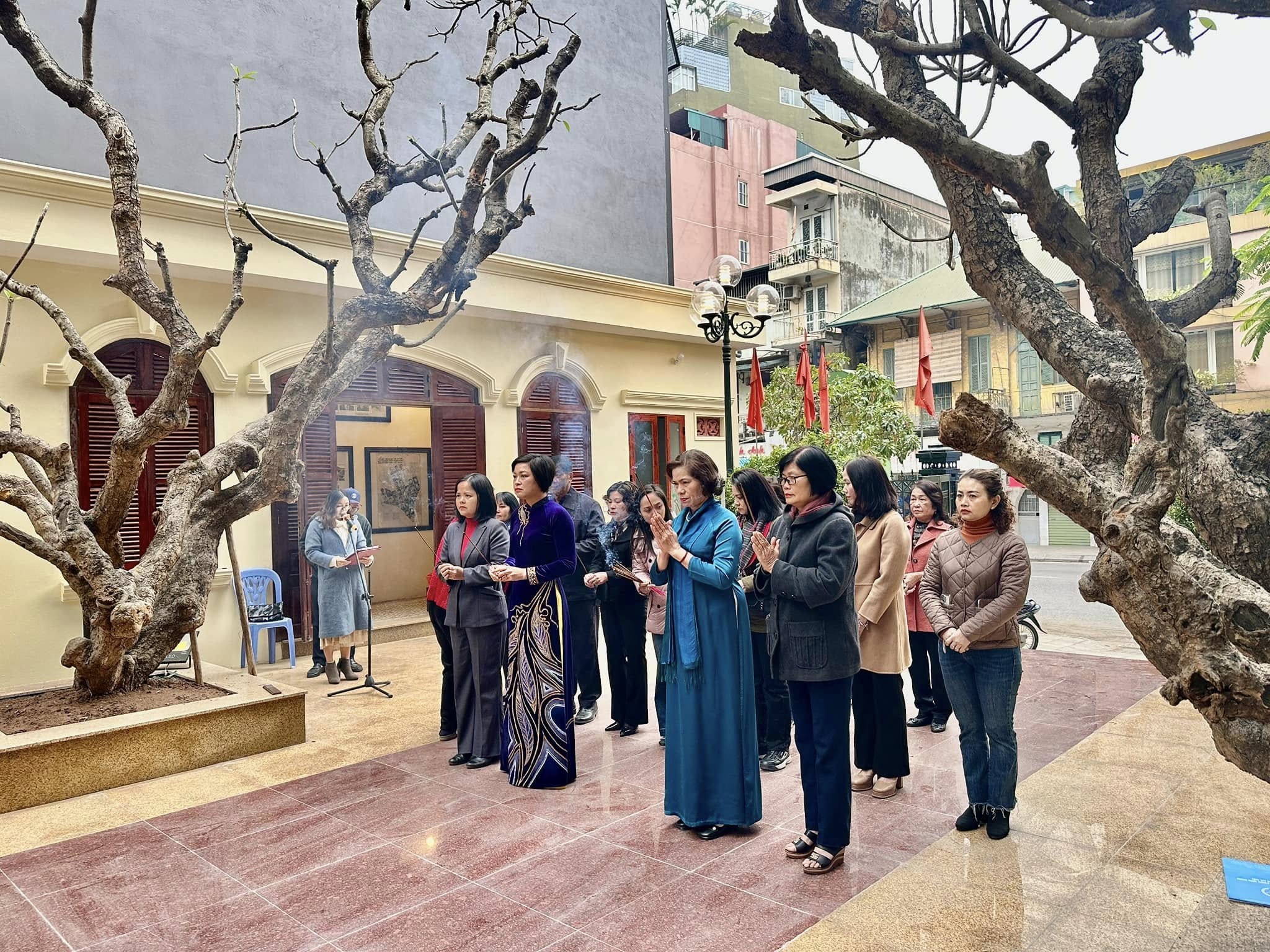 Dâng hương, cầu siêu tưởng nhớ đồng bào và anh hùng liệt sĩ hy sinh bảo vệ Hà Nội Dâng hương, cầu siêu tưởng nhớ đồng bào và anh hùng liệt sĩ hy sinh bảo vệ Hà Nội