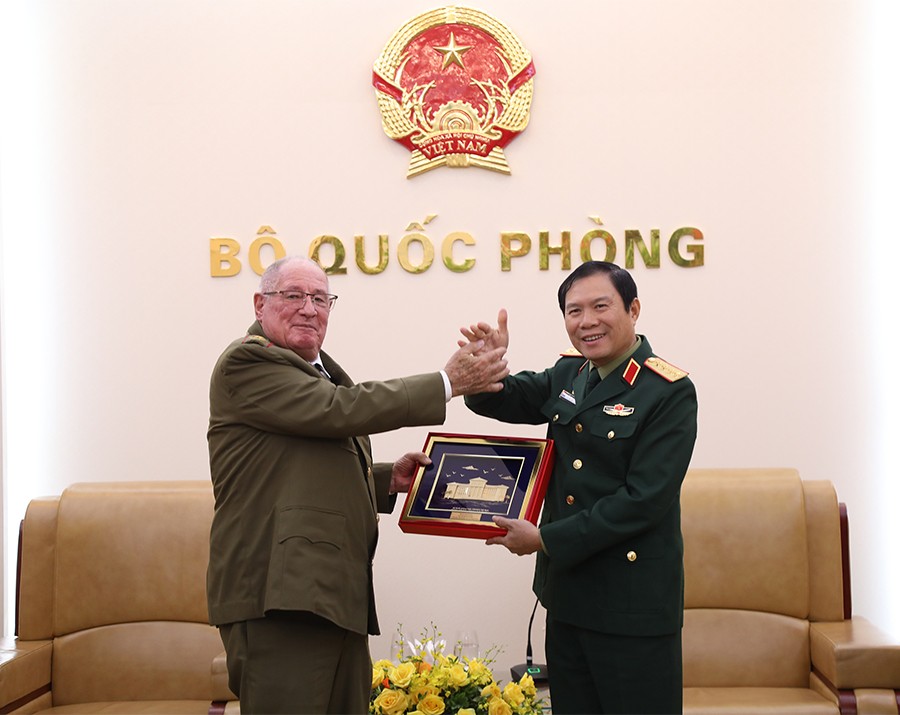 Đại tướng Nguyễn Tân Cương trao quà lưu niệm tặng Thượng tướng Álvaro López Miera. Đại tướng Nguyễn Tân Cương trao quà lưu niệm tặng Thượng tướng Álvaro López Miera.