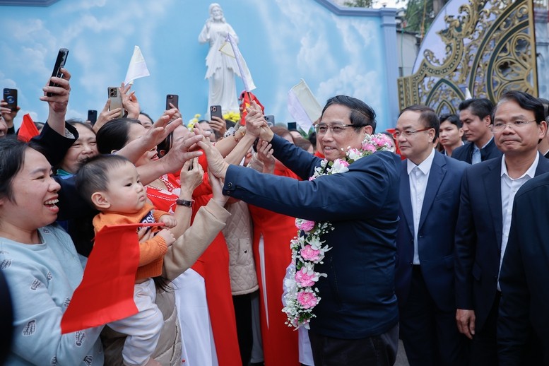 Thủ tướng Phạm Minh Chính thăm, chúc mừng linh mục, chức sắc, chức việc và giáo dân Giáo xứ Lào Cai nhân dịp Giáng sinh - Ảnh: VGP Thủ tướng Phạm Minh Chính thăm, chúc mừng linh mục, chức sắc, chức việc và giáo dân Giáo xứ Lào Cai nhân dịp Giáng sinh - Ảnh: VGP