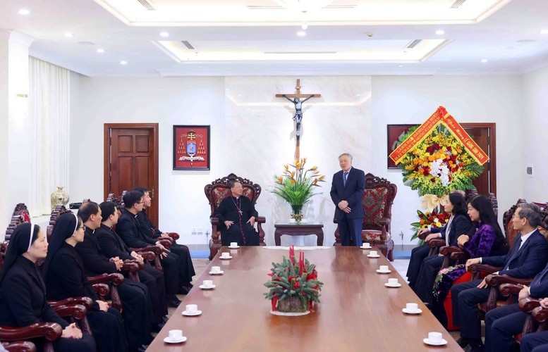 Phó Thủ tướng Thường trực Nguyễn Hòa Bình đã đến chúc mừng Giáng sinh và năm mới 2025 tại Tòa Tổng Giám mục Hà Nội. (Ảnh: Báo Chính phủ) Phó Thủ tướng Thường trực Nguyễn Hòa Bình đã đến chúc mừng Giáng sinh và năm mới 2025 tại Tòa Tổng Giám mục Hà Nội. (Ảnh: Báo Chính phủ)