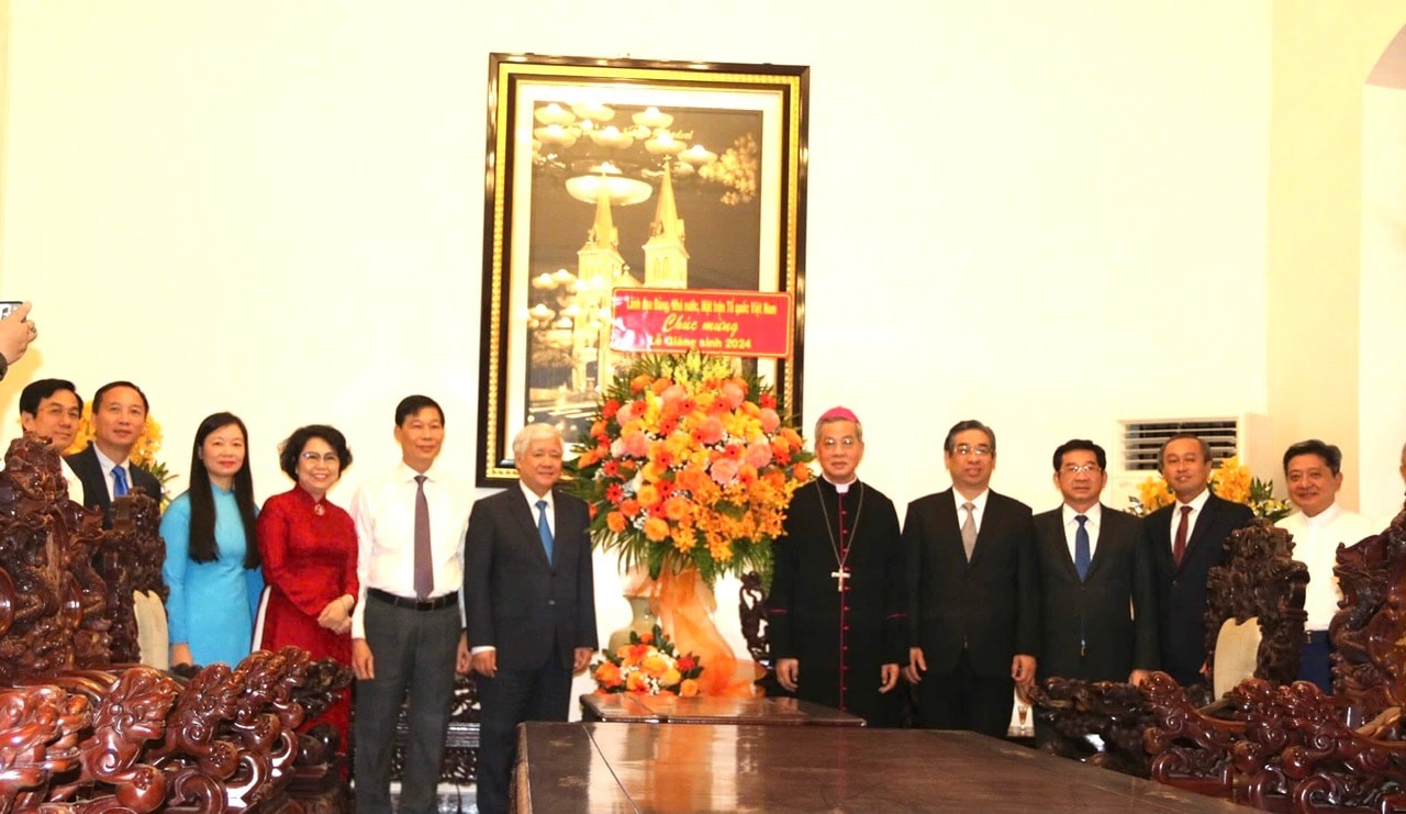 Chủ tịch Ủy ban Trung ương Mặt trận Tổ quốc Việt Nam Đỗ Văn Chiến chúc mừng Lễ Giáng sinh tại Tòa Tổng Giám mục Tổng Giáo phận Thành phố Hồ Chí Minh. (Ảnh: Báo Đại đoàn kết) Chủ tịch Ủy ban Trung ương Mặt trận Tổ quốc Việt Nam Đỗ Văn Chiến chúc mừng Lễ Giáng sinh tại Tòa Tổng Giám mục Tổng Giáo phận Thành phố Hồ Chí Minh. (Ảnh: Báo Đại đoàn kết)