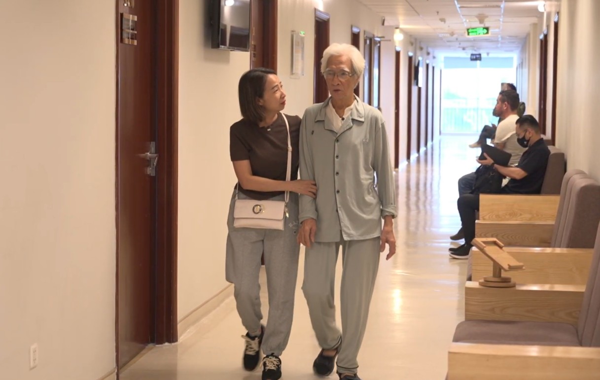 Chỉ sau 1 tuần đại phẫu, ông Dũng đã có thể trò chuyện, tự đi lại và hoàn toàn không cảm thấy đau đớn Chỉ sau 1 tuần đại phẫu, ông Dũng đã có thể trò chuyện, tự đi lại và hoàn toàn không cảm thấy đau đớn