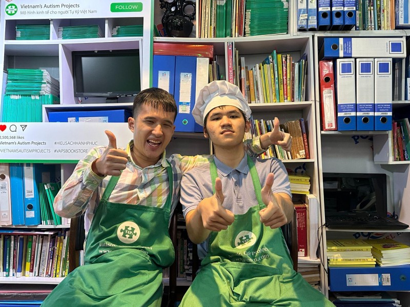 Hoàng Lâm và Quang Anh - đôi bạn “như hình với bóng” hiện đang làm việc tại dự án VAPs (Ảnh: Hiểu Linh)