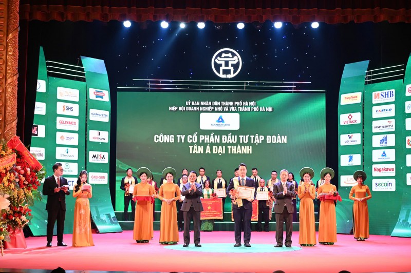 Ông Nguyễn Anh Tú, Phó Tổng giám đốc thường trực Tập đoàn Tân Á Đại Thành đại diện nhận bằng khen của UBND TP. Hà Nội Ông Nguyễn Anh Tú, Phó Tổng giám đốc thường trực Tập đoàn Tân Á Đại Thành đại diện nhận bằng khen của UBND TP. Hà Nội