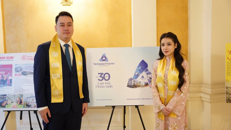 Ông Nguyễn Anh Tú - Phó Tổng giám đốc thường trực và Bà Nguyễn Phương Anh - Phó Tổng Giám đốc Tập đoàn Tân Á Đại Thành Ông Nguyễn Anh Tú - Phó Tổng giám đốc thường trực và Bà Nguyễn Phương Anh - Phó Tổng Giám đốc Tập đoàn Tân Á Đại Thành