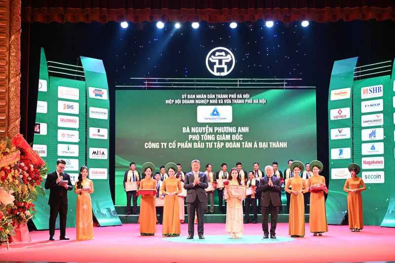 Bà Nguyễn Phương Anh - Phó Tổng giám đốc Tập đoàn Tân Á Đại Thành nhận bằng khen cá nhân lãnh đạo có thành tích nổi bật trong phong trào thi đua khối Doanh nghiệp TP. Hà Nội Bà Nguyễn Phương Anh - Phó Tổng giám đốc Tập đoàn Tân Á Đại Thành nhận bằng khen cá nhân lãnh đạo có thành tích nổi bật trong phong trào thi đua khối Doanh nghiệp TP. Hà Nội