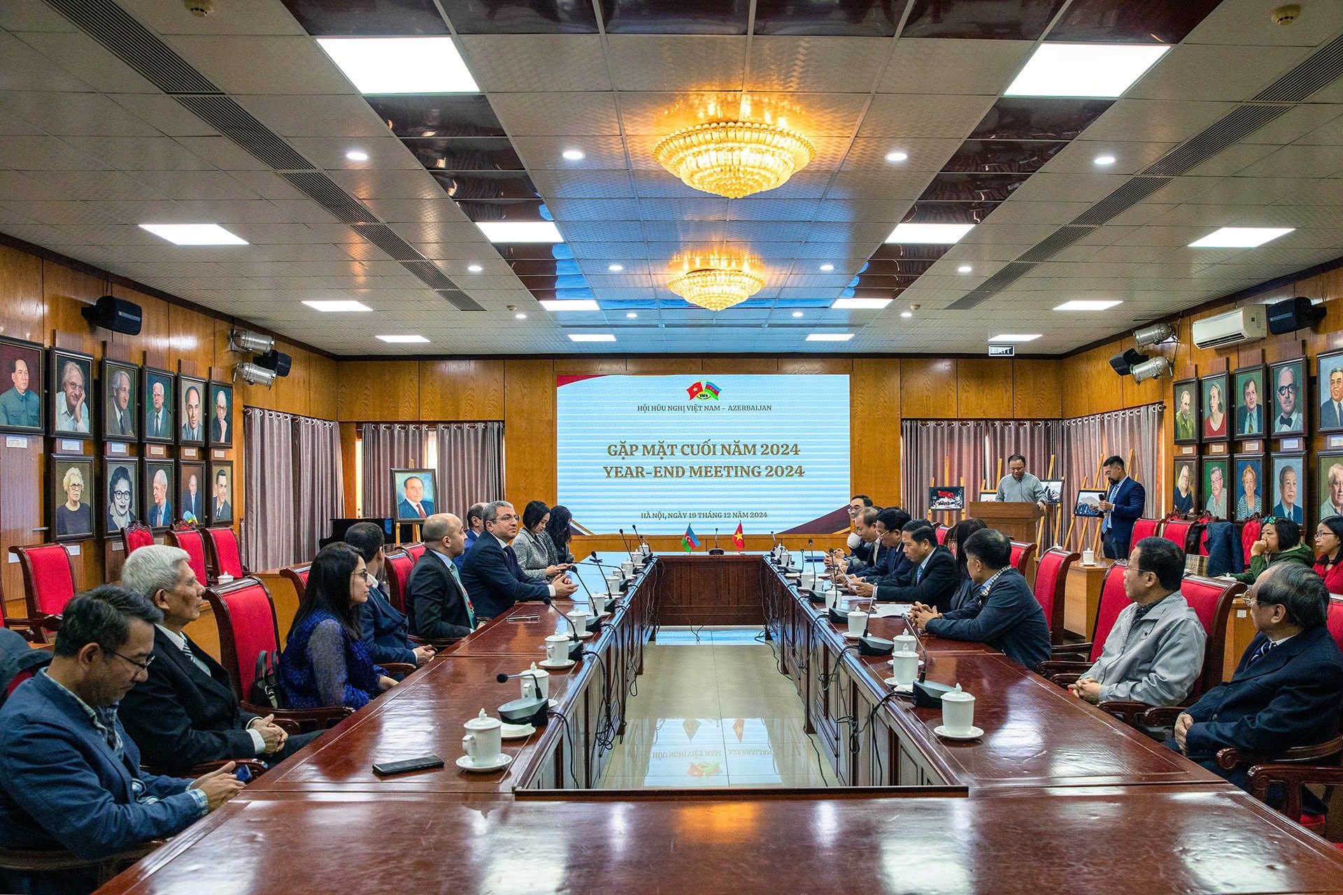 Buổi gặp mặt cuối năm do Hội Hữu nghị Việt Nam – Azerbaijan vừa phối hợp cùng Đại sứ quán Azerbaijan tại Việt Nam tổ chức. Buổi gặp mặt cuối năm do Hội Hữu nghị Việt Nam – Azerbaijan vừa phối hợp cùng Đại sứ quán Azerbaijan tại Việt Nam tổ chức.