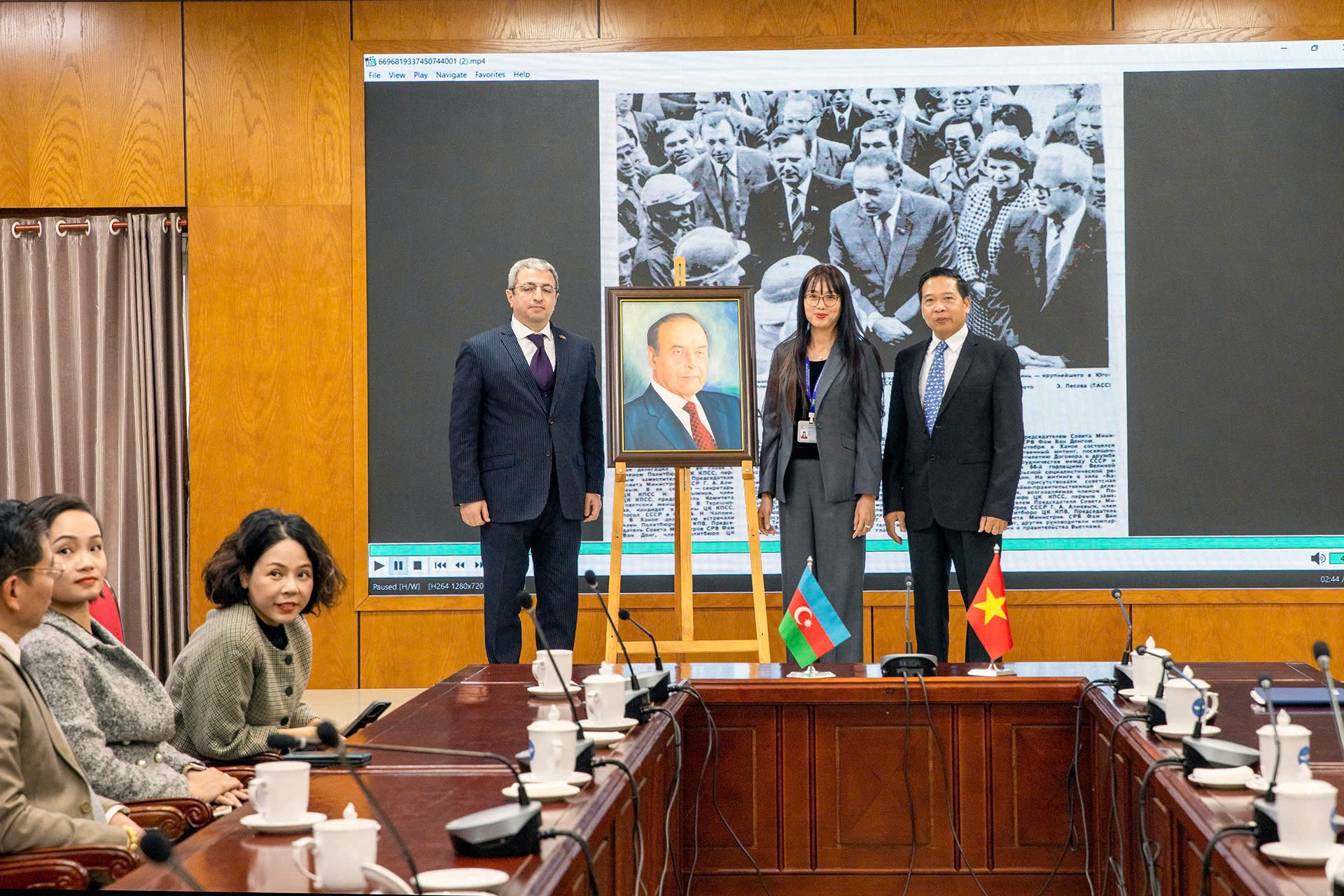 Bức tranh chân dung cố Tổng thống Heydar Aliyev được trưng bày ở Nhà Hữu nghị, Liên hiệp các tổ chức hữu nghị Việt Nam. Bức tranh chân dung cố Tổng thống Heydar Aliyev được trưng bày ở Nhà Hữu nghị, Liên hiệp các tổ chức hữu nghị Việt Nam.