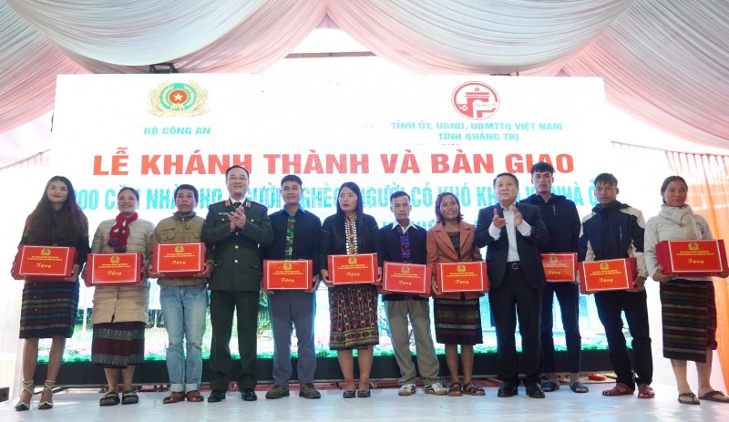 200 căn nhà tình nghĩa đến với người có hoàn cảnh khó khăn ở huyện miền núi Quảng Trị 200 căn nhà tình nghĩa đến với người có hoàn cảnh khó khăn ở huyện miền núi Quảng Trị
