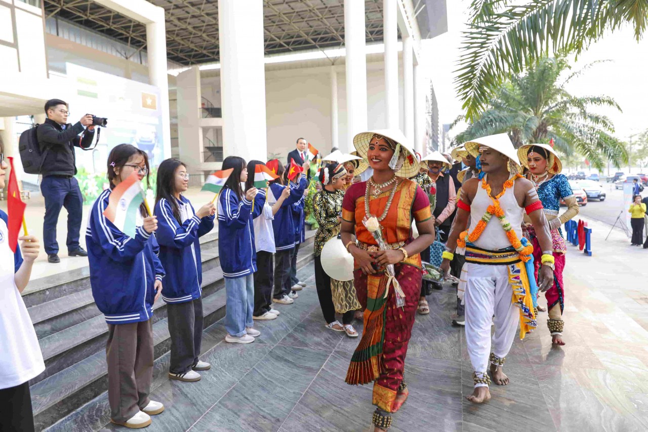 Students of Vinh Phuc High School for the Gifted welcomed the Indian People's Delegation to the Festival. (Photo: Dinh Hoa) Students of Vinh Phuc High School for the Gifted welcomed the Indian People's Delegation to the Festival. (Photo: Dinh Hoa)
