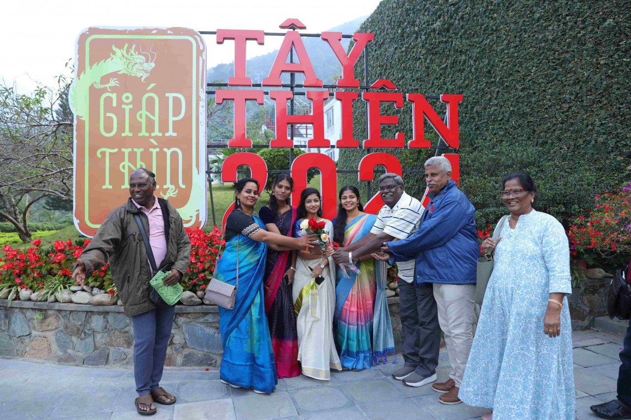 The Indian people's delegation attending the 12th Vietnam - India People's Friendship Festival visited Tay Thien scenic spot in Vinh Phuc province. (Photo: Dinh Hoa) The Indian people's delegation attending the 12th Vietnam - India People's Friendship Festival visited Tay Thien scenic spot in Vinh Phuc province. (Photo: Dinh Hoa)