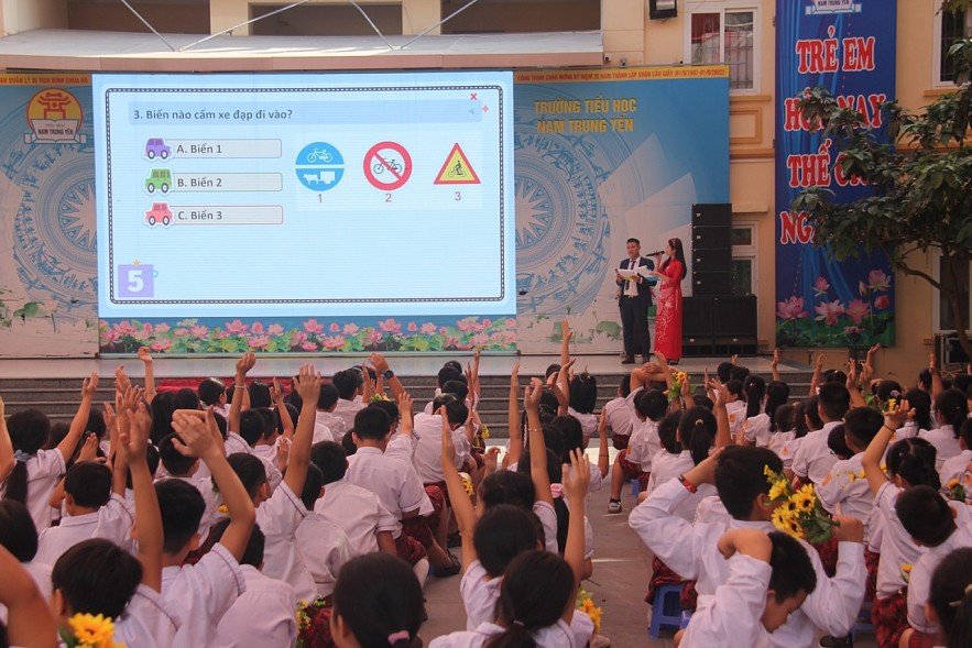 Swedish Embassy Donates Helmets to Vietnamese Students Swedish Embassy Donates Helmets to Vietnamese Students