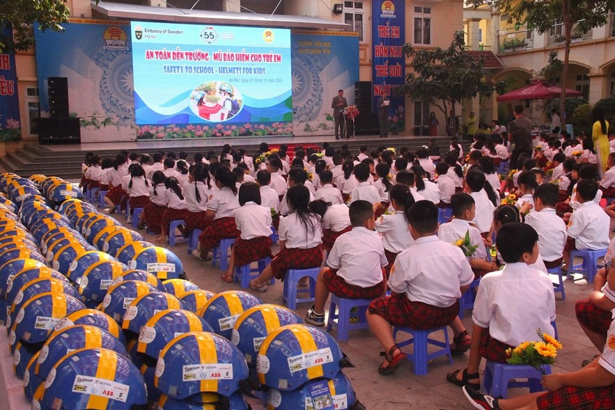 Swedish Embassy Donates Helmets to Vietnamese Students Swedish Embassy Donates Helmets to Vietnamese Students