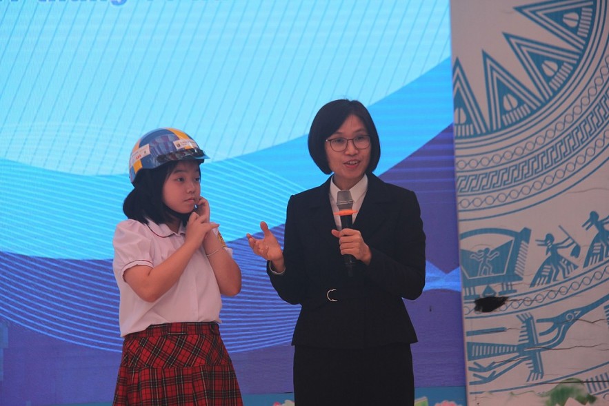 Swedish Embassy Donates Helmets to Vietnamese Students Swedish Embassy Donates Helmets to Vietnamese Students