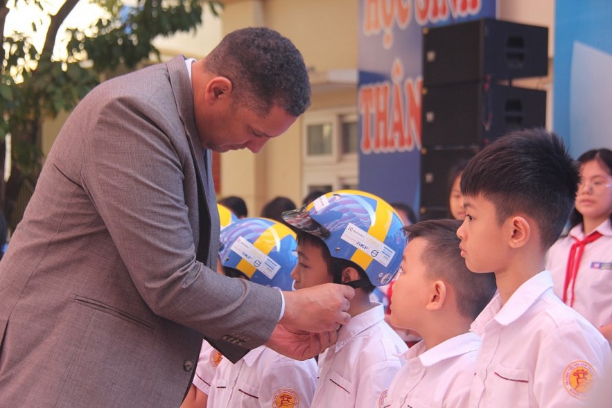 Swedish Embassy Donates Helmets to Vietnamese Students Swedish Embassy Donates Helmets to Vietnamese Students
