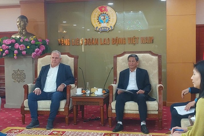 Vice President of the Vietnam General Confederation of Labor, Huynh Thanh Xuan (second from left), received Mr. Michalis Papanikolaou, General Secretary of the International Union of Timber and Building Workers (UITBB). Vice President of the Vietnam General Confederation of Labor, Huynh Thanh Xuan (second from left), received Mr. Michalis Papanikolaou, General Secretary of the International Union of Timber and Building Workers (UITBB).