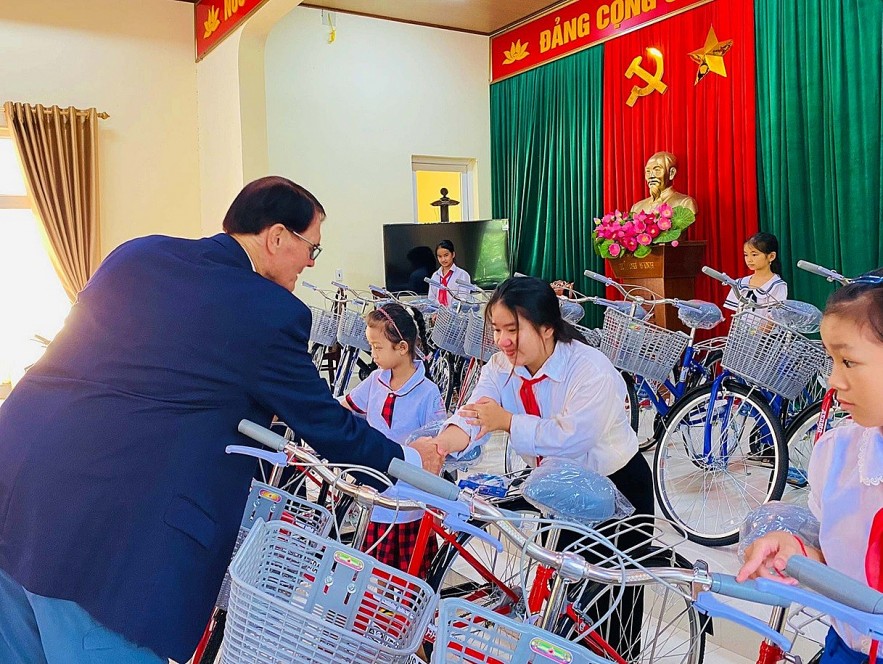 US Veterans Help Children of Quang Tri to Go to School US Veterans Help Children of Quang Tri to Go to School