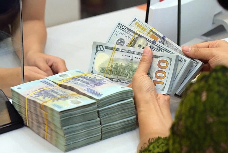 Giá USD ngân hàng tăng, thị trường tự do giảm mạnh Giá USD ngân hàng tăng, thị trường tự do giảm mạnh