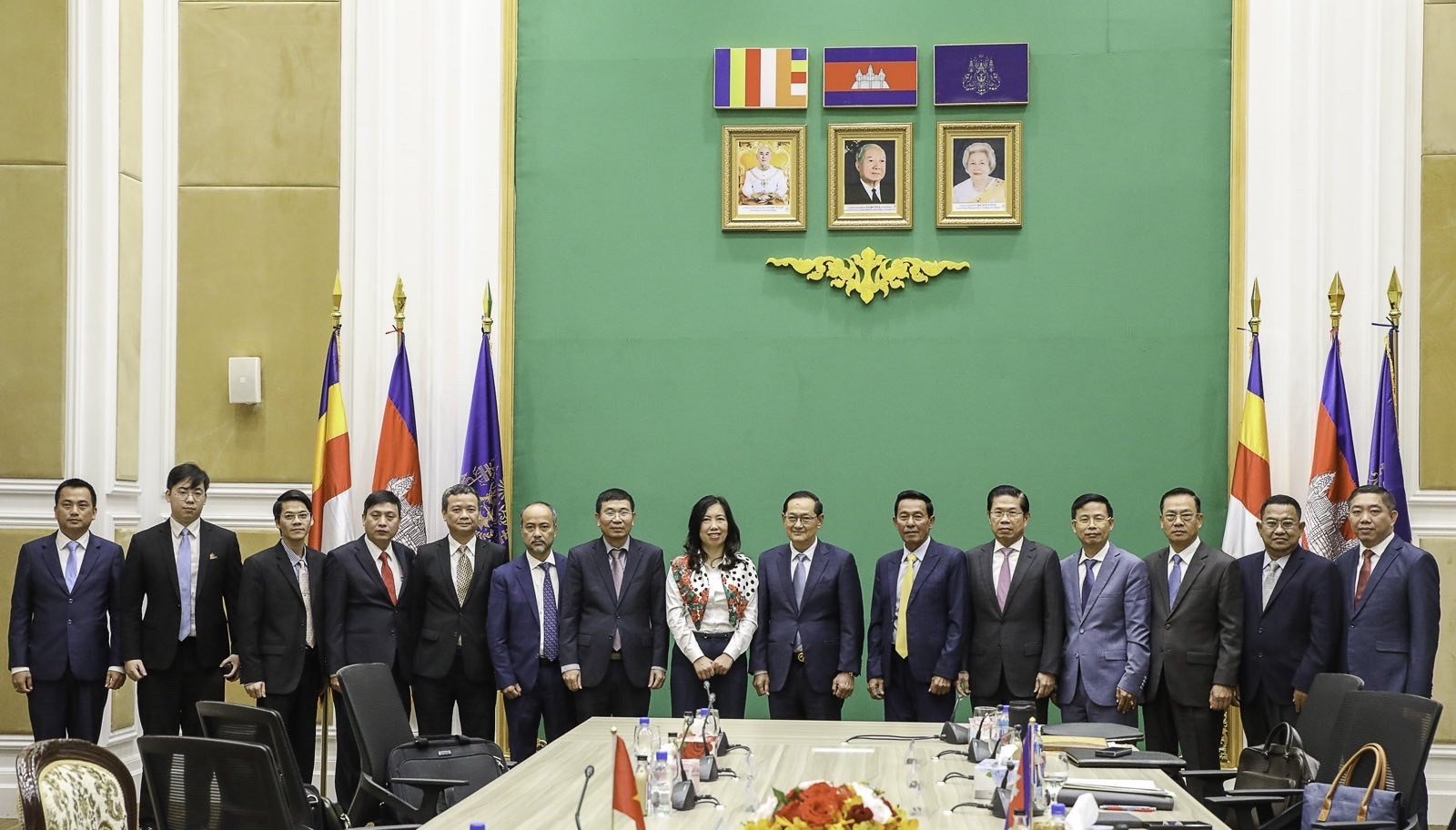 Tạo điều kiện thuận lợi cho người gốc Việt sinh sống hợp pháp tại Campuchia Tạo điều kiện thuận lợi cho người gốc Việt sinh sống hợp pháp tại Campuchia