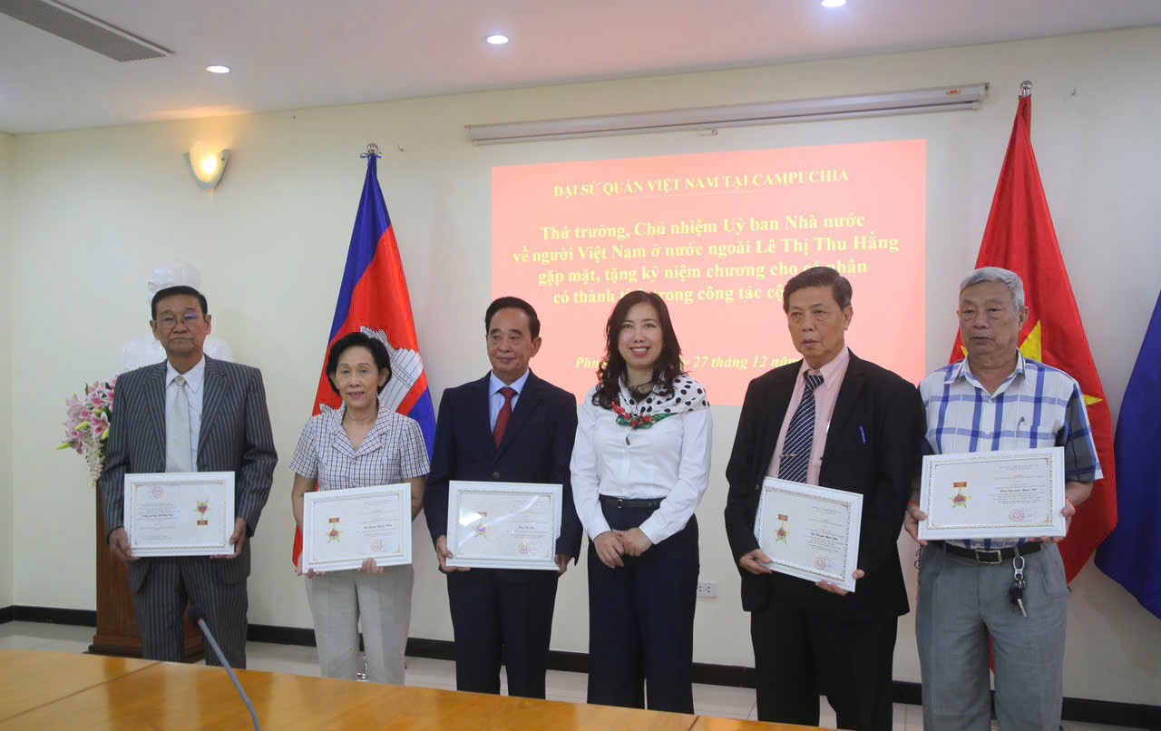 Tạo điều kiện thuận lợi cho người gốc Việt sinh sống hợp pháp tại Campuchia Tạo điều kiện thuận lợi cho người gốc Việt sinh sống hợp pháp tại Campuchia