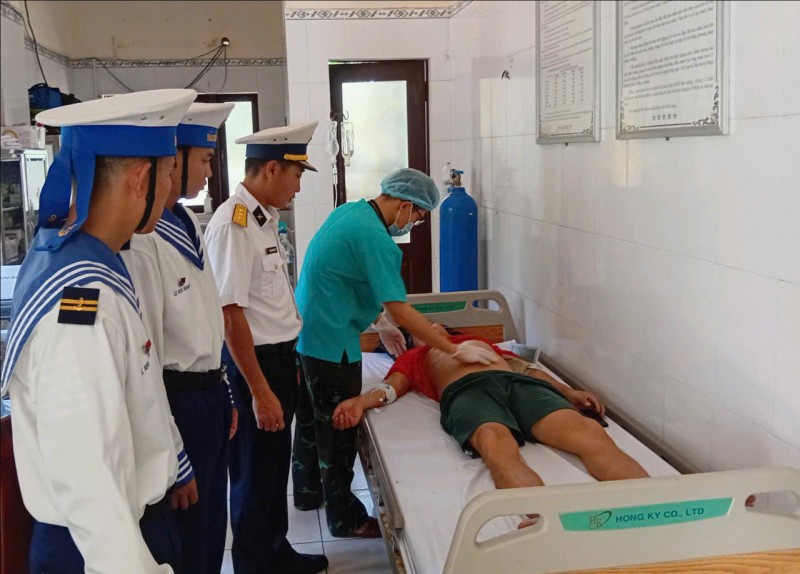 Bệnh xá đảo Trường Sa tiếp nhận và điều trị cho ngư dân tỉnh Bình Định bị viêm ruột thừa cấp Bệnh xá đảo Trường Sa tiếp nhận và điều trị cho ngư dân tỉnh Bình Định bị viêm ruột thừa cấp