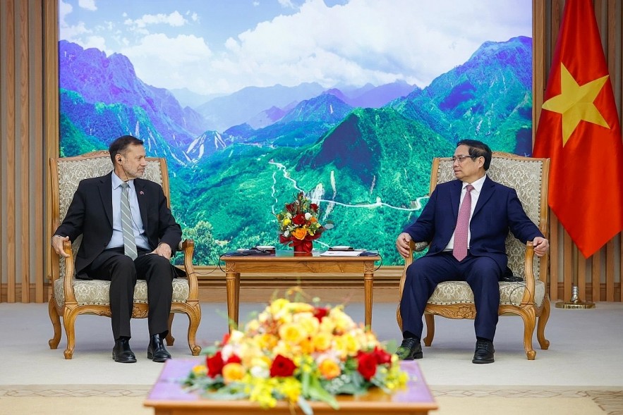 Vietnamese Prime Minister Pham Minh Chinh (R) revceives outgoing Australian Ambassador Andrew Goledzinowski in Hanoi on December 27. (Photo: VGP) Vietnamese Prime Minister Pham Minh Chinh (R) revceives outgoing Australian Ambassador Andrew Goledzinowski in Hanoi on December 27. (Photo: VGP)