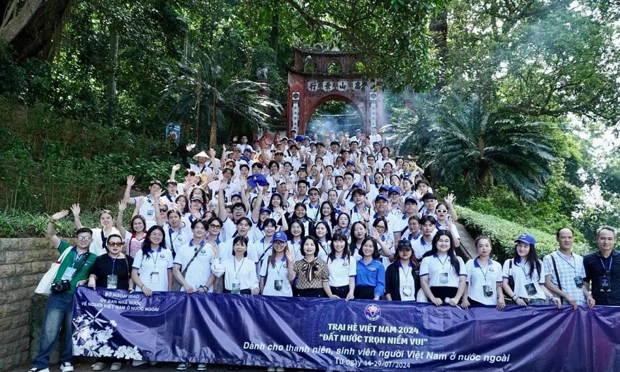 120 OV Youth Experience Culture, Learn about Vietnam's Sovereignty over Sea, Islands 120 OV Youth Experience Culture, Learn about Vietnam's Sovereignty over Sea, Islands
