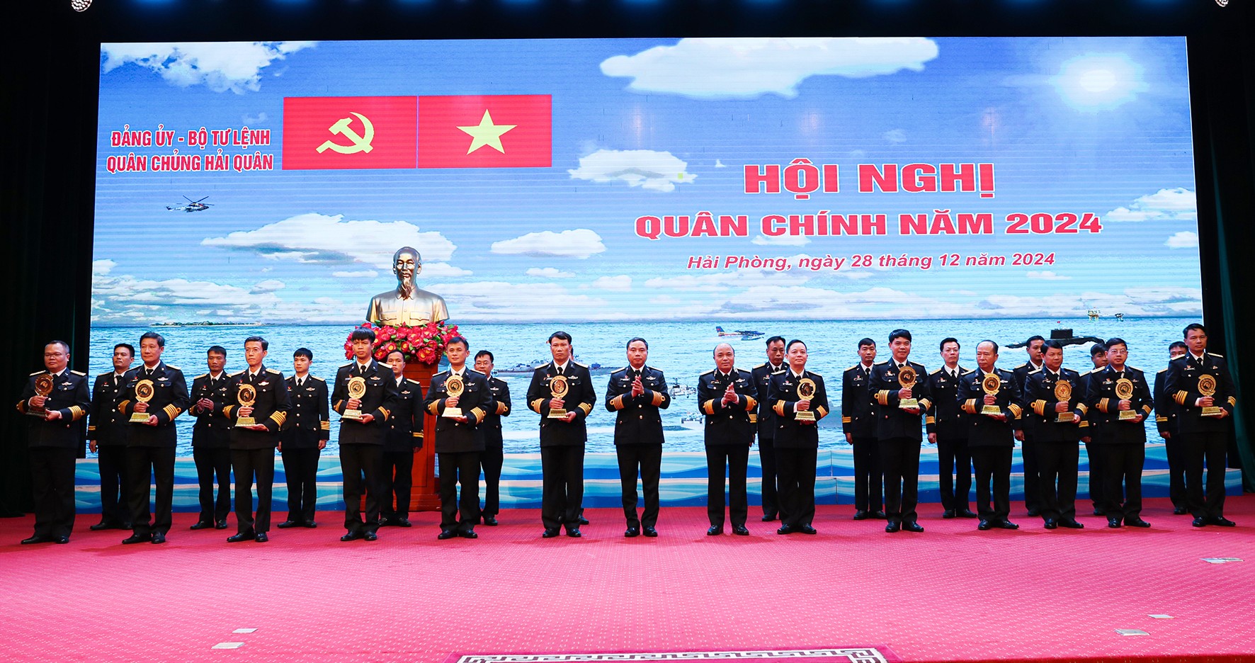 Năm 2024 Quân chủng Hải quân kịp thời cứu nạn 13 tàu cá, 191 ngư dân Năm 2024 Quân chủng Hải quân kịp thời cứu nạn 13 tàu cá, 191 ngư dân