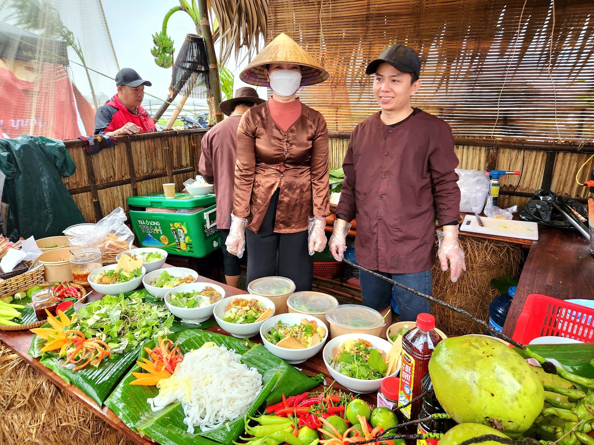 Một gian hàng ẩm thực mỳ Quảng tại ngày hội. Ảnh: P.V