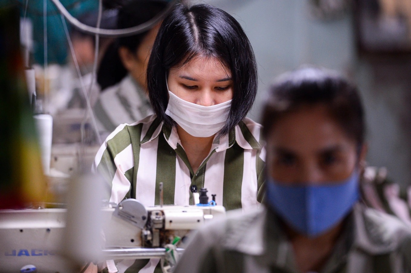 Phạm nhân lao động, hướng nghiệp, học nghề ngoài trại giam được đảm bảo quyền lợi, nghĩa vụ và được trả công theo quy định của luật Thi hành án hình sự. (Ảnh: Báo Dân Trí)