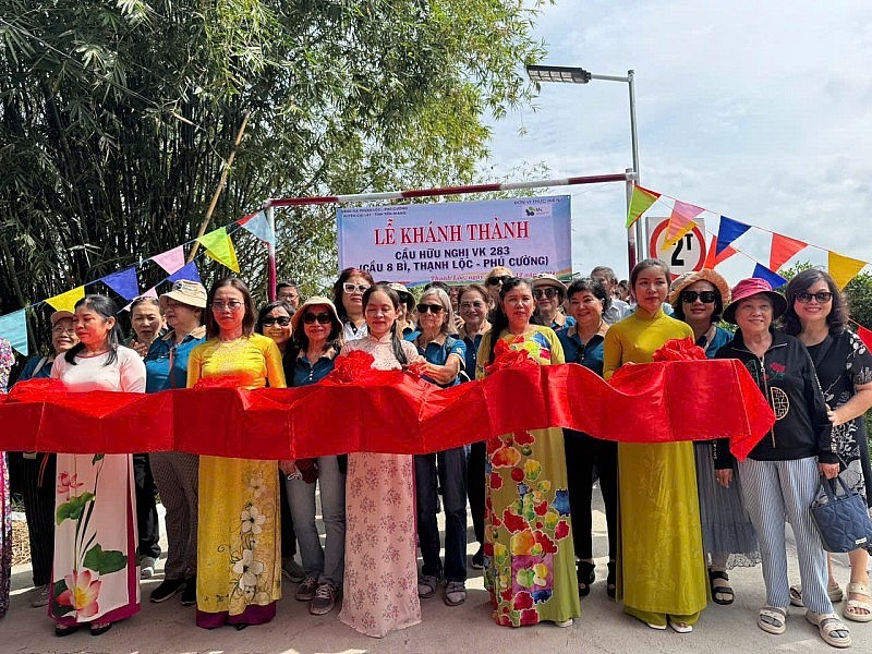 Additional Bridge Connects Overseas Vietnamese and Fellow Countrymen Overseas Vietnamese Show Support for Countrymen with New Bridge