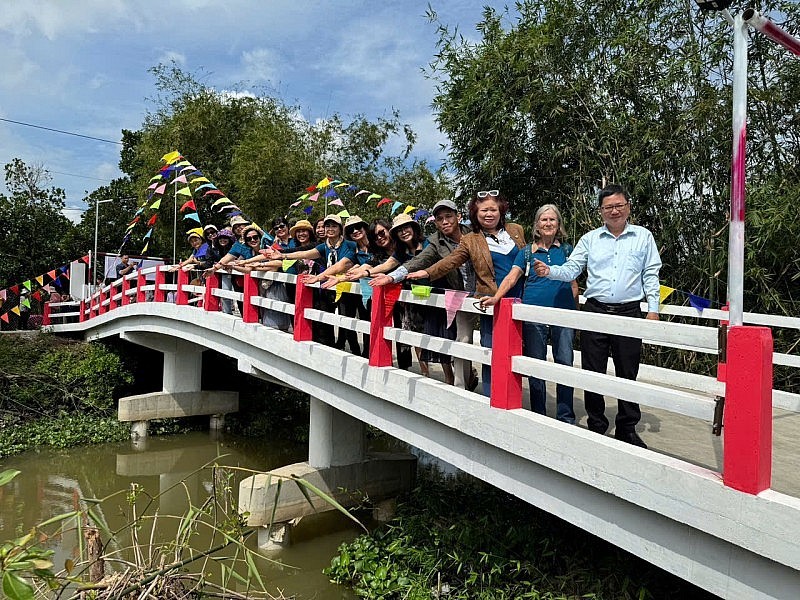 Additional Bridge Connects Overseas Vietnamese and Fellow Countrymen Overseas Vietnamese Show Support for Countrymen with New Bridge