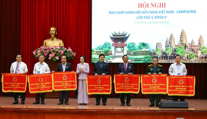 Bà Nguyễn Thị Thanh trao cờ thi đua tặng các đơn vị xuất sắc trong công tác xây dựng, tổ chức và hoạt động hội năm 2024. (Ảnh: Báo Công an nhân dân) Bà Nguyễn Thị Thanh trao cờ thi đua tặng các đơn vị xuất sắc trong công tác xây dựng, tổ chức và hoạt động hội năm 2024. (Ảnh: Báo Công an nhân dân)