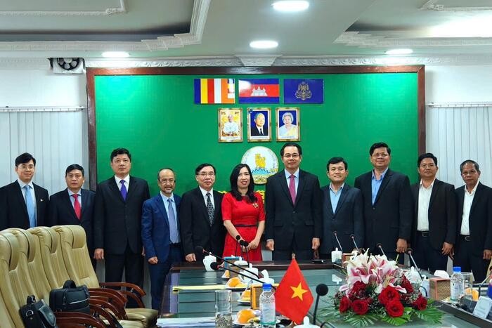 Đoàn công tác Ủy ban Nhà nước về người Việt Nam ở nước ngoài làm việc với lãnh đạo tỉnh Preah Sihanouk (Vương quốc Campuchia). (Ảnh: scov.gov.vn) Đoàn công tác Ủy ban Nhà nước về người Việt Nam ở nước ngoài làm việc với lãnh đạo tỉnh Preah Sihanouk (Vương quốc Campuchia). (Ảnh: scov.gov.vn)