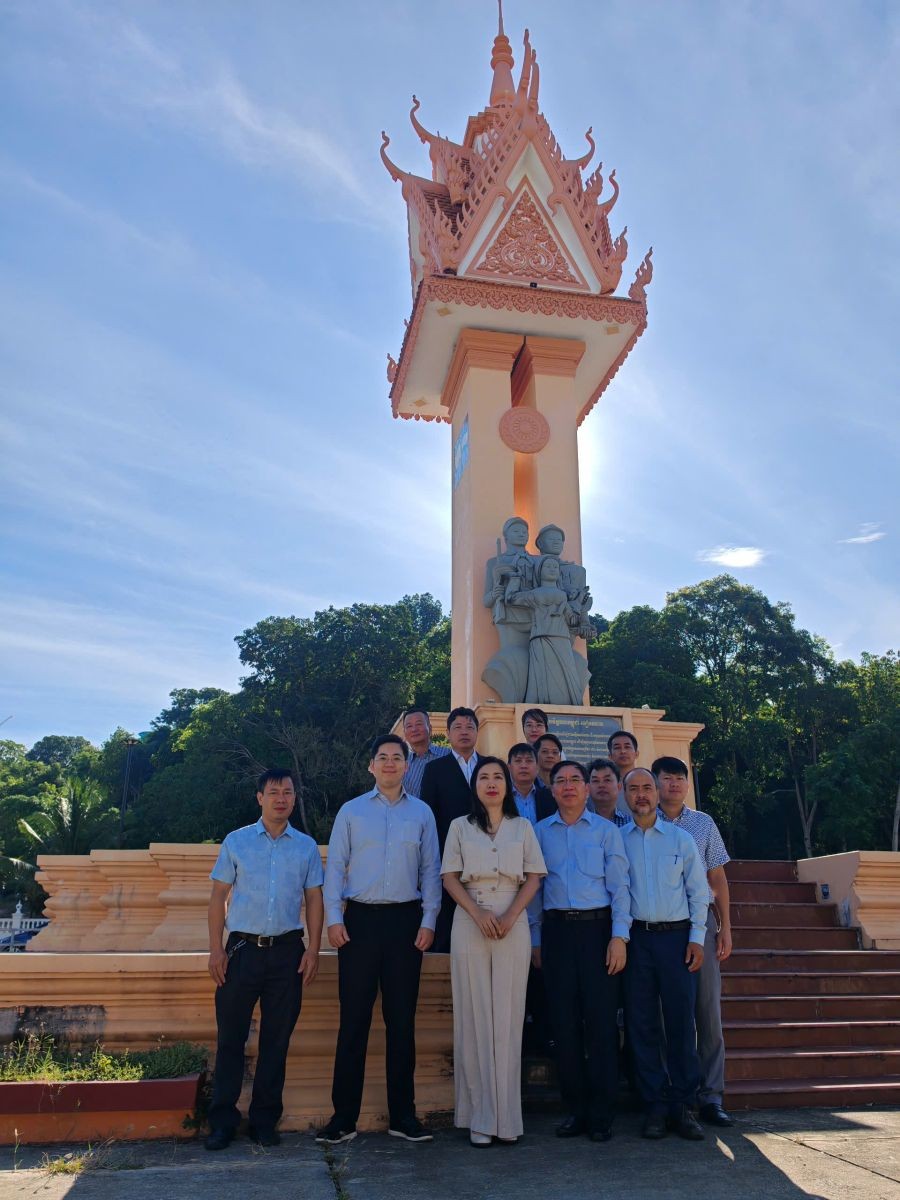 Đoàn dâng hoa tại Tượng đài hữu nghị Campuchia - Việt Nam tại thành phố Preah Sihanouk, tỉnh Preah Sihanouk Đoàn dâng hoa tại Tượng đài hữu nghị Campuchia - Việt Nam tại thành phố Preah Sihanouk, tỉnh Preah Sihanouk