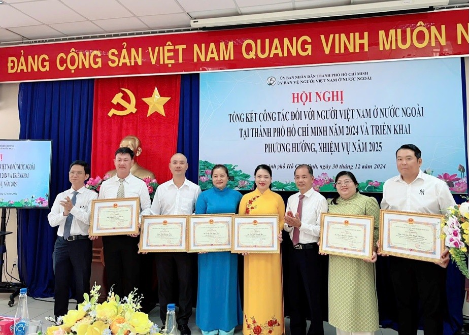 Các tập thể nhận Giấy khen của Chủ nhiệm Ủy ban về người Việt Nam ở nước ngoài TPHCM Các tập thể nhận Giấy khen của Chủ nhiệm Ủy ban về người Việt Nam ở nước ngoài TPHCM