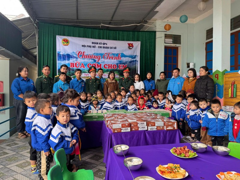 Nhiều hoạt động thiết thực, nhân văn tại vùng biên giới Nghệ An Nhiều hoạt động thiết thực, nhân văn tại vùng biên giới Nghệ An