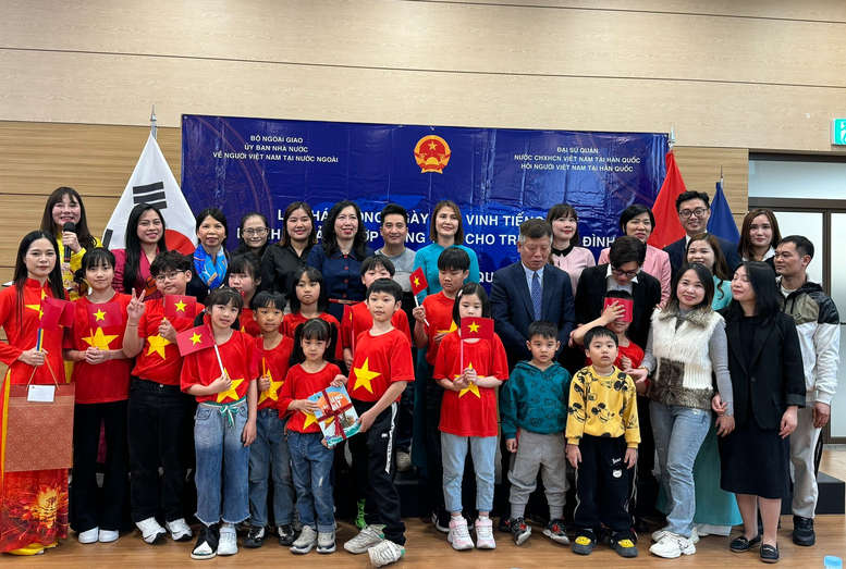 "Ươm mầm và nuôi dưỡng tình yêu tiếng Việt ở xứ sở kim chi" "Ươm mầm và nuôi dưỡng tình yêu tiếng Việt ở xứ sở kim chi"