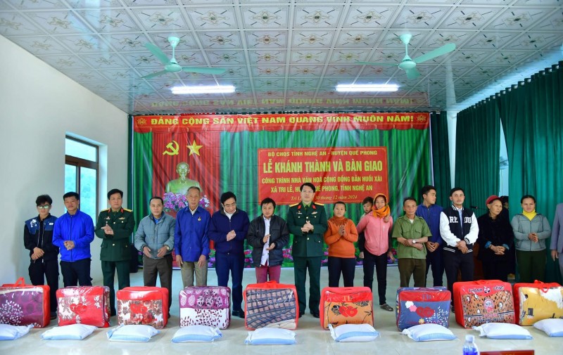 Bàn giao Nhà văn hóa cộng đồng cho đồng bào dân tộc Mông ở bản Huồi Xái (Nghệ An) Bàn giao Nhà văn hóa cộng đồng cho đồng bào dân tộc Mông ở bản Huồi Xái (Nghệ An)