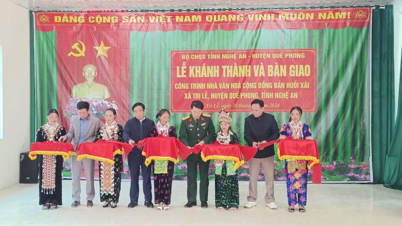Bàn giao Nhà văn hóa cộng đồng cho đồng bào dân tộc Mông ở bản Huồi Xái (Nghệ An) Bàn giao Nhà văn hóa cộng đồng cho đồng bào dân tộc Mông ở bản Huồi Xái (Nghệ An)