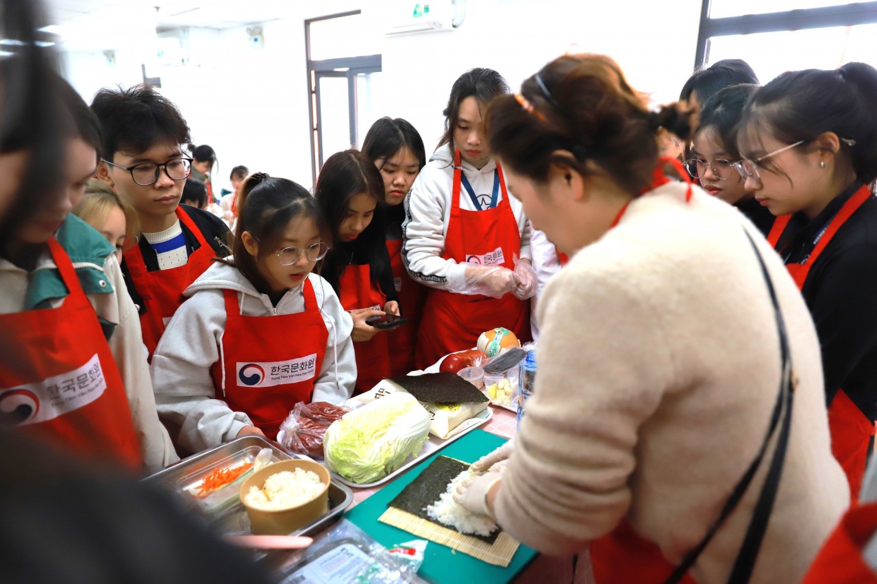 On December 24, the Korean Cultural Center collaborated with Phenikaa University to organize a special program featuring a Korean culinary workshop and cultural exchange performances. On December 24, the Korean Cultural Center collaborated with Phenikaa University to organize a special program featuring a Korean culinary workshop and cultural exchange performances.