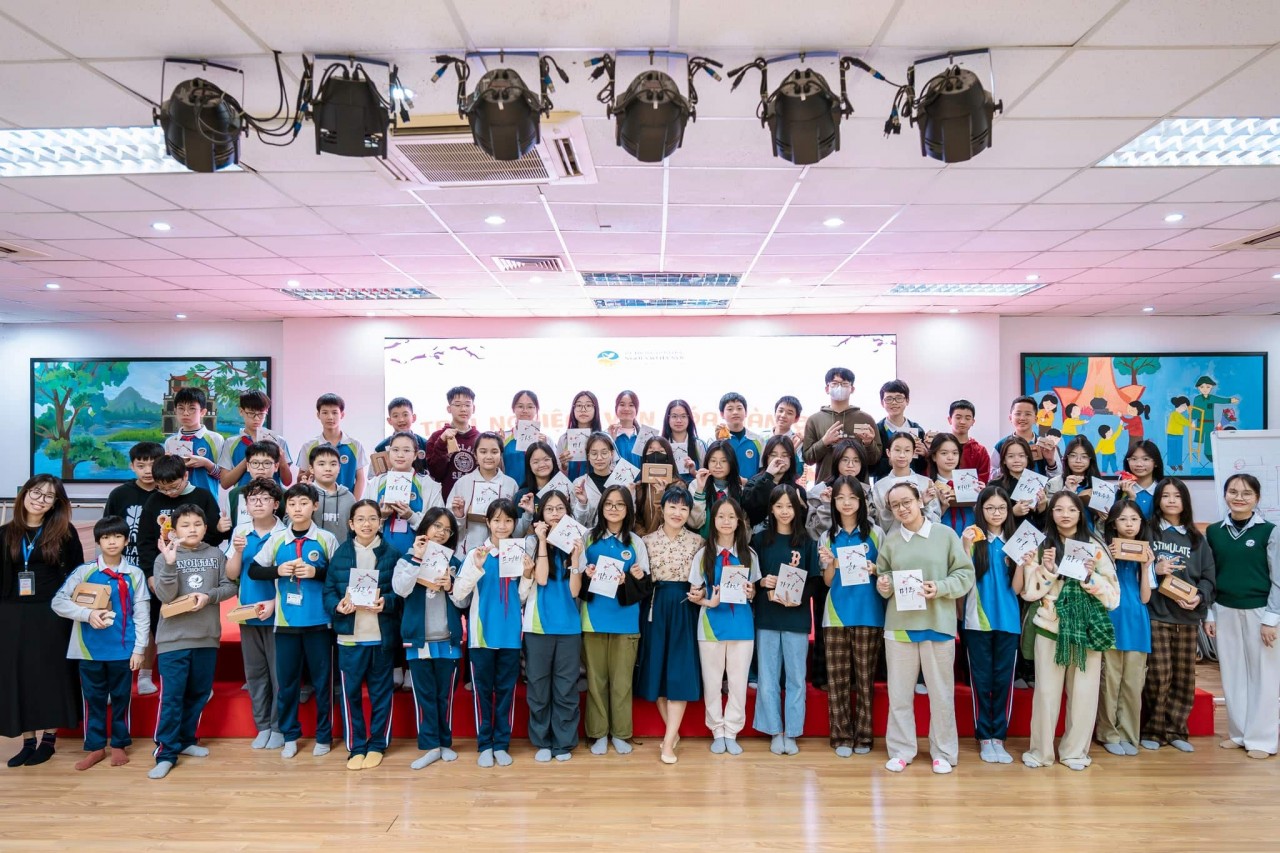 On December 20, 2024, the Korean Cultural Center organized a special workshop on traditional Korean seal-making at Hanoi Star Primary & Secondary School. The students had the opportunity to explore the art of creating traditional Korean seals under the guidance of a Korean instructor. The hands-on experience not only introduced the children to a unique aspect of Korean culture but also fostered curiosity and appreciation for traditional craftsmanship. On December 20, 2024, the Korean Cultural Center organized a special workshop on traditional Korean seal-making at Hanoi Star Primary & Secondary School. The students had the opportunity to explore the art of creating traditional Korean seals under the guidance of a Korean instructor. The hands-on experience not only introduced the children to a unique aspect of Korean culture but also fostered curiosity and appreciation for traditional craftsmanship.